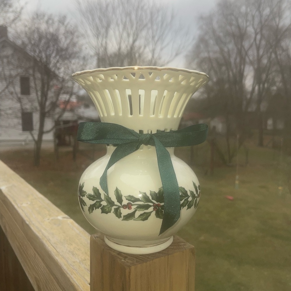 MADISON & MAX At Home Holiday Garland Pierced Vase Gold Trim Ribbon 7.25”